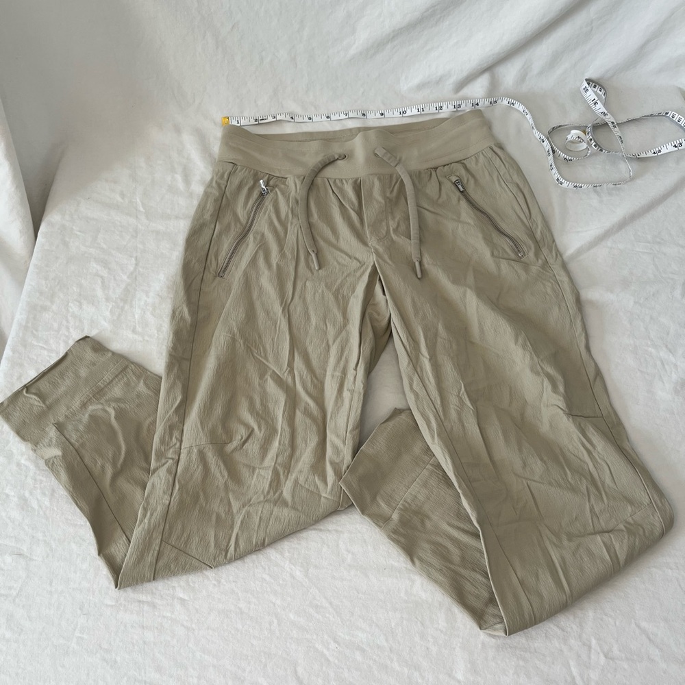 Athleta tan jogger woman’s size 4 zip pockets